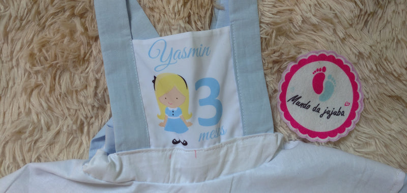 Jardineira Personalizada Alice no pais das maravilhas